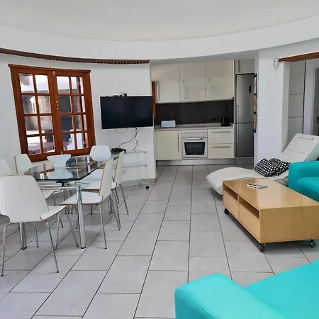 Fuer 8 Personen Ca, 160 M Sup2 In Puerto Del Carmen, Lanzarote Suedkueste Von Lanzarote Vakantiehuis *